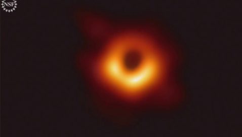 Астрофизики показали первые изображения черной дыры