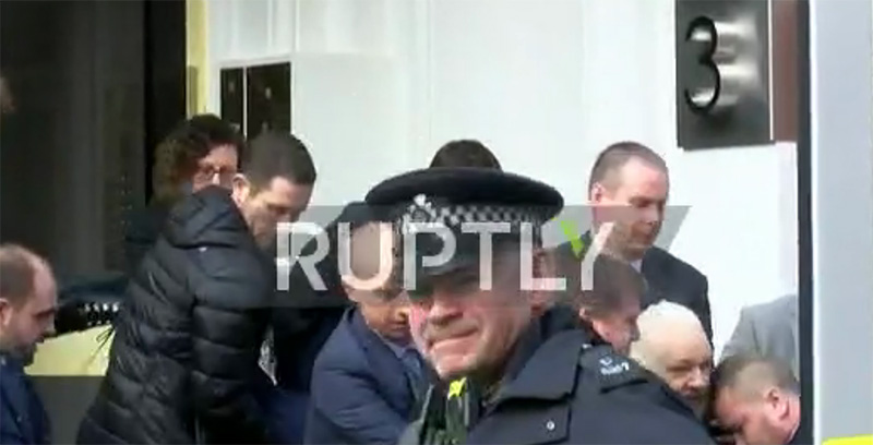 Видео: Ассанжа выводят из посольства Эквадора