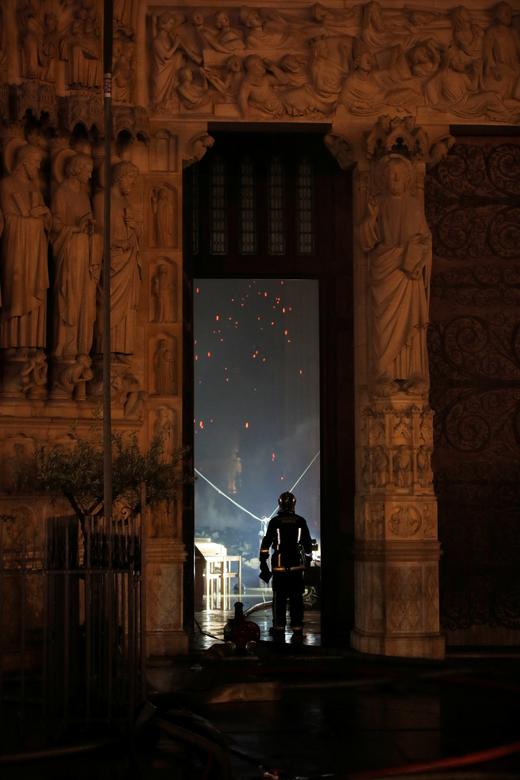 Фото: Последствия пожара внутри Собора Парижской Богоматери