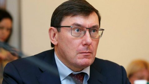 Луценко будет ждать Януковича с наручниками и конвоем