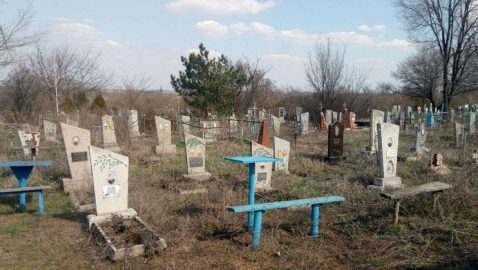 В Донецкой области женщина подорвалась во время уборки кладбища