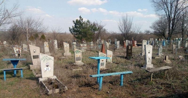 В Донецкой области женщина подорвалась во время уборки кладбища