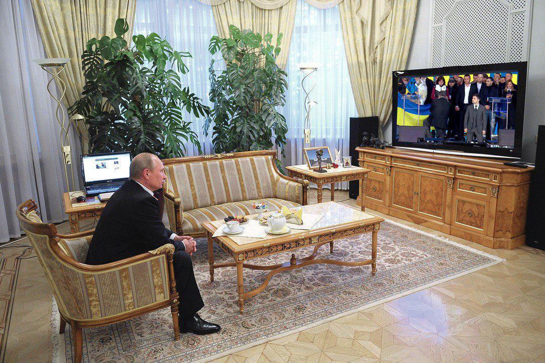 В сети распространяют фотожабу с Путиным, который смотрит дебаты Зеленского с Порошенко