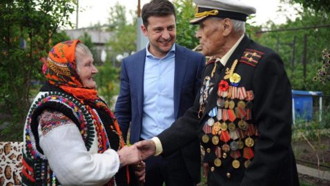 Зеленский сфотографировался с ветеранами Красной Армии и УПА, пожимающими друг другу руки