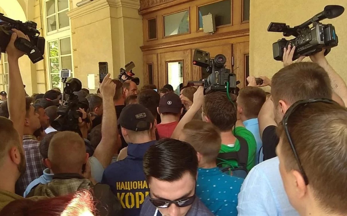 Во Львове протестующие выломали двери горсовета