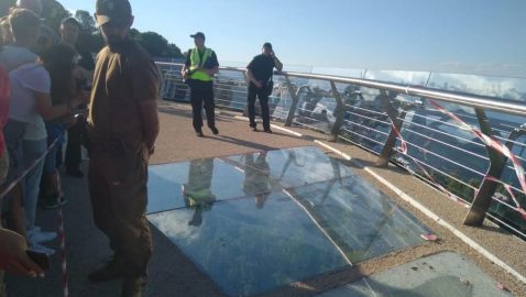 Полиция проверяет, почему в Киеве треснуло стекло на мосту