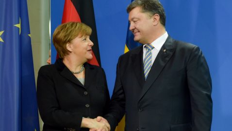 Порошенко попросил Меркель усилить санкции против России