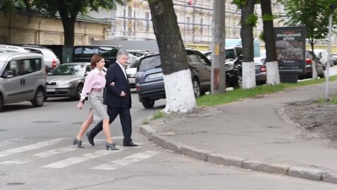 Бирюков показал ролик с Порошенко, гуляющим без охраны