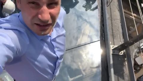 «Держит нормально»: Кличко проверил новый пешеходный мост в Киеве