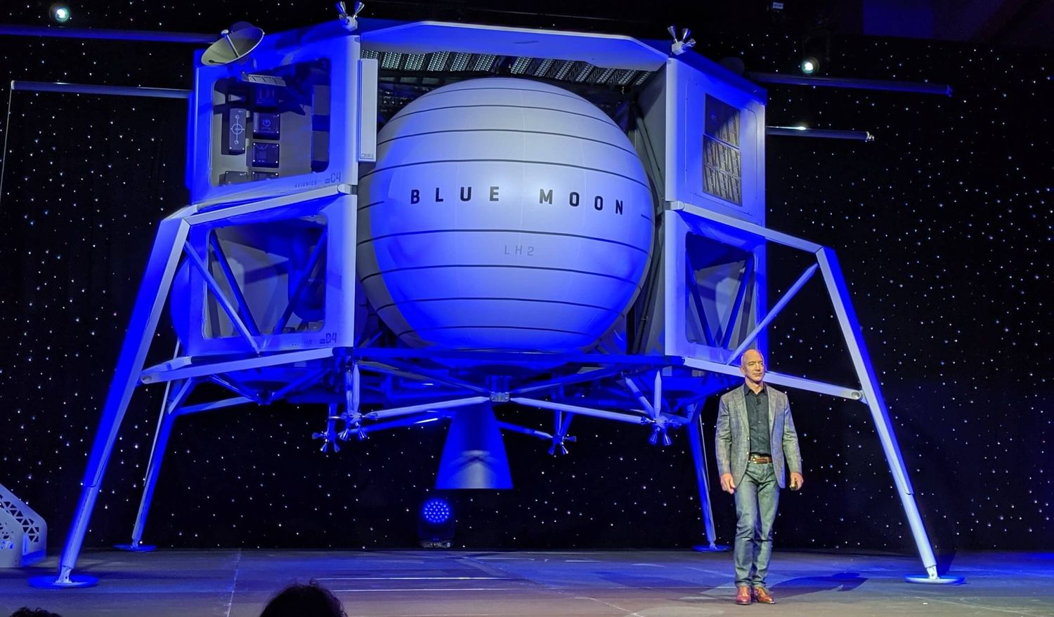 Безос показал космический аппарат для полетов на Луну
