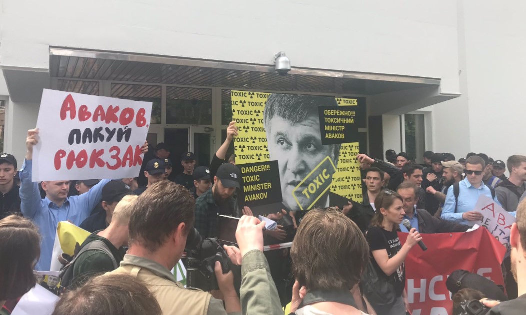 На митинге под МВД произошла потасовка