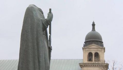 В Канаде обезглавили памятник Владимиру Великому