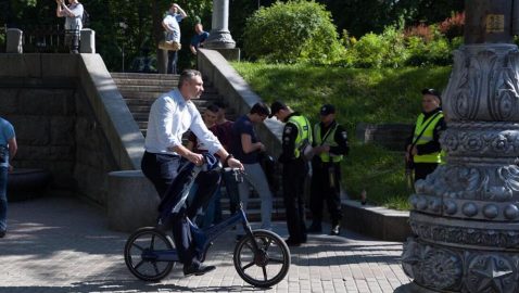 Кличко приехал на инаугурацию Зеленского на велосипеде