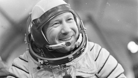 Космонавты вынесли в открытый космос портрет Алексея Леонова (видео)
