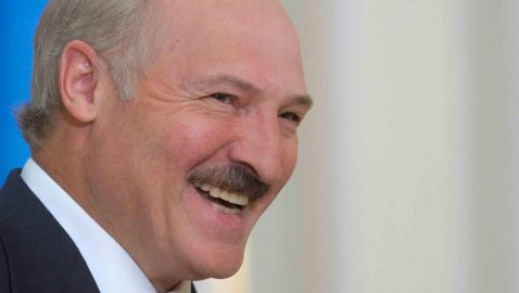 Лукашенко поздравил Порошенко и Зеленского с Днем Победы