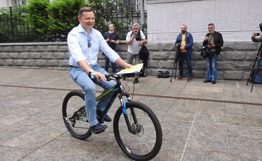 Ляшко приехал на встречу с Зеленским на велосипеде