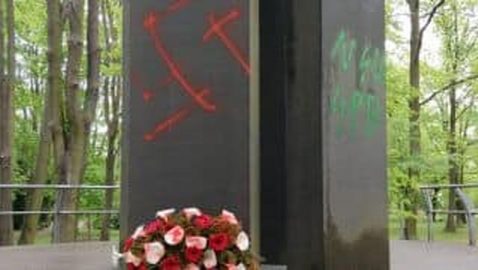 В Германии могилы на советском воинском захоронении осквернили свастиками