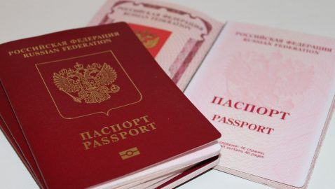 ЕС не рассматривает санкции против России за выдачу паспортов жителям Донбасса