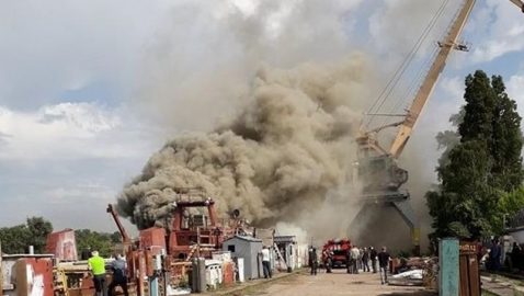 На заводе «Кузница на Рыбальском» загорелся корабль