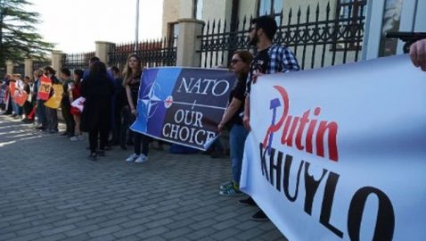 В Грузии противники «Бессмертного полка» вышли на марш с лозунгом «Путин х**ло»