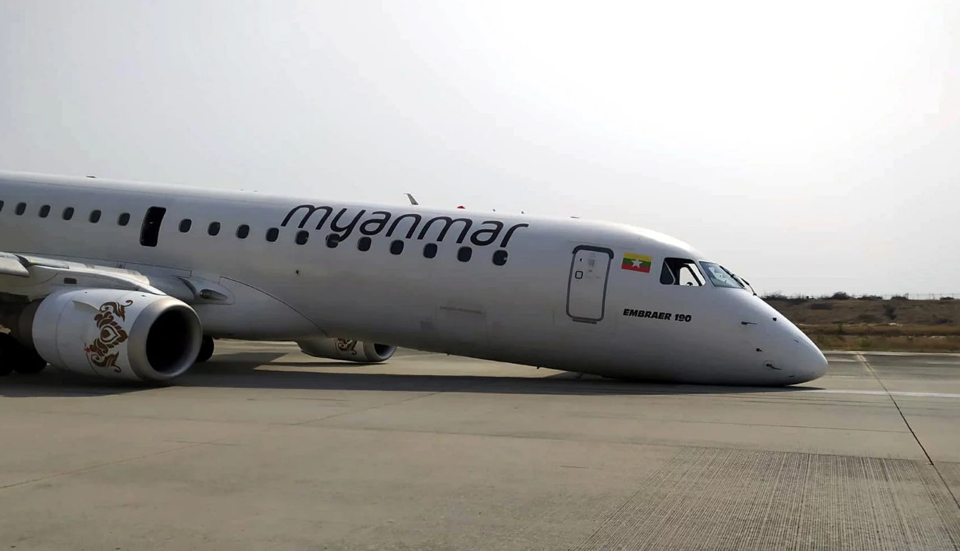 В Мьянме самолет совершил посадку без переднего шасси