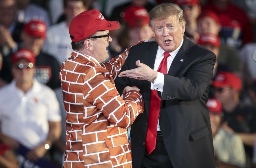 Трамп пришел в восторг от американца в костюме стены