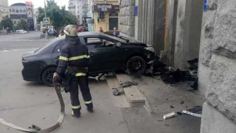 В Харькове автомобиль въехал в здание мэрии