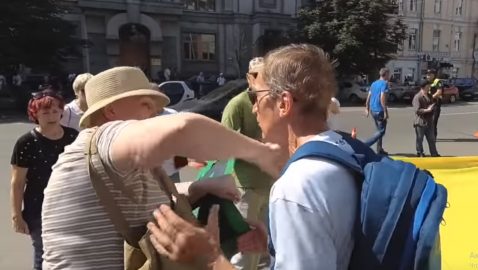 Возле КСУ сторонница Зеленского подралась со сторонником Порошенко
