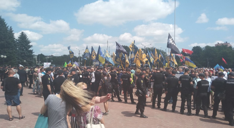 Националисты устроили «коридор позора» участникам съезда Кернеса и Труханова