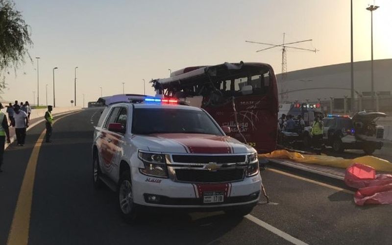 В ОАЭ автобус врезался в дорожный знак, 17 погибших