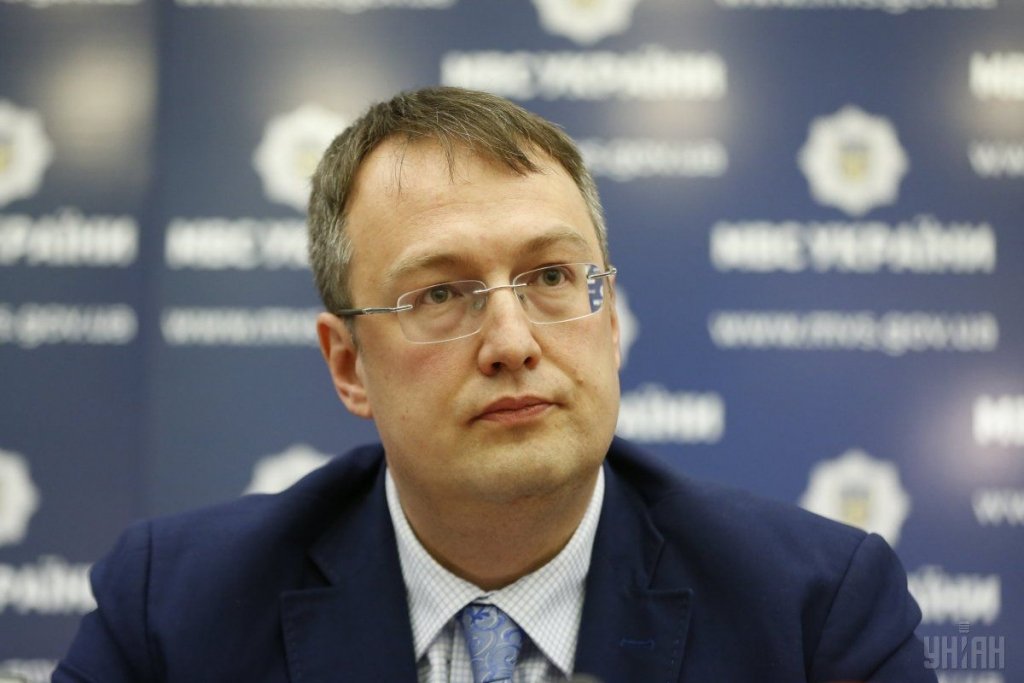 Геращенко со шрамом на шее улетел из Украины