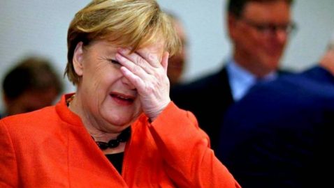 Меркель снова начала дрожать на публичной встрече (видео)