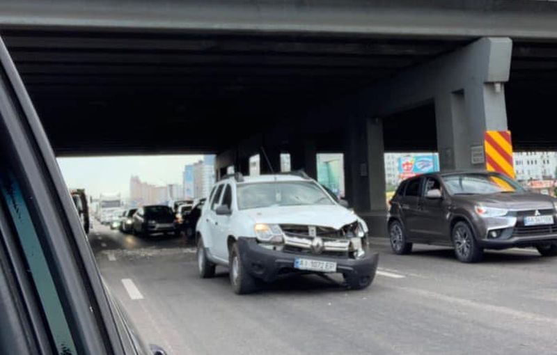 В Киеве кусок моста упал на автомобиль