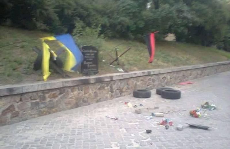 В Киеве разбили мемориал Нигояна
