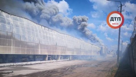Под Киевом пожар на птицефабрике: горит более 15 тысяч кв м