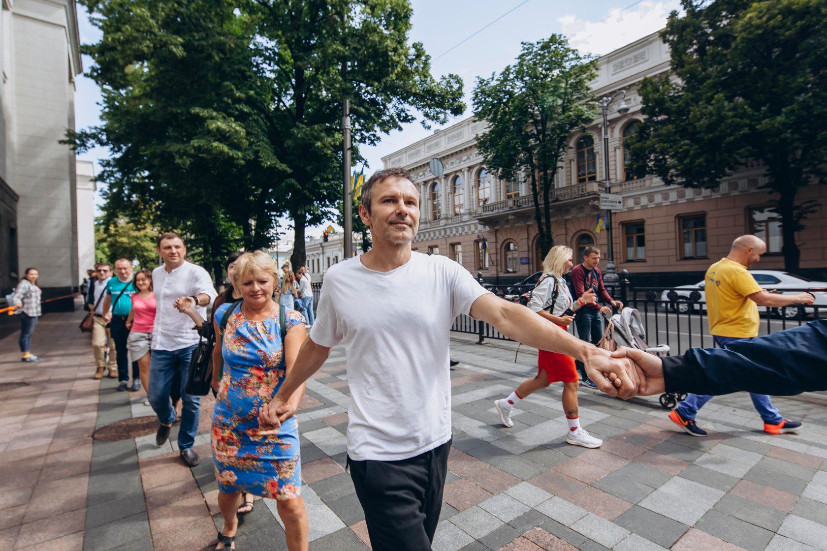 Партия Вакарчука устроила акцию под Радой