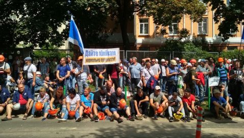 Каски об асфальт. В Киеве митингуют против высоких тарифов на электроэнергию