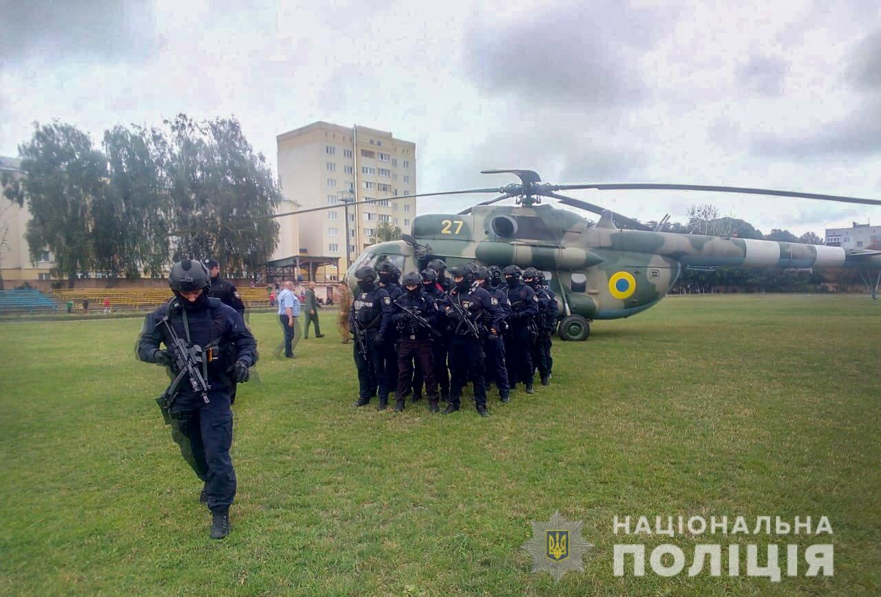На округ в Коростене прибыл спецназ на вертолете (видео)