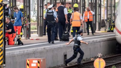 Во Франкфурте эритреец столкнул женщину с ребенком под поезд