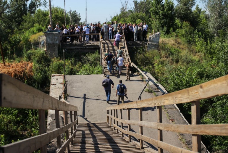 ТКГ договорилась о разминировании территории у моста в Станице Луганской