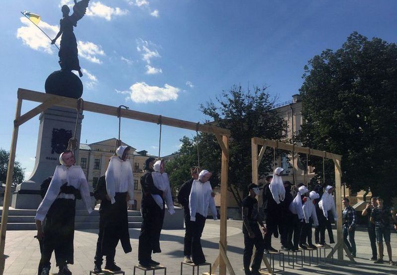 В Харькове Нацкорпус «повесил» депутатов, голосовавших за возвращение проспекту имени Жукова