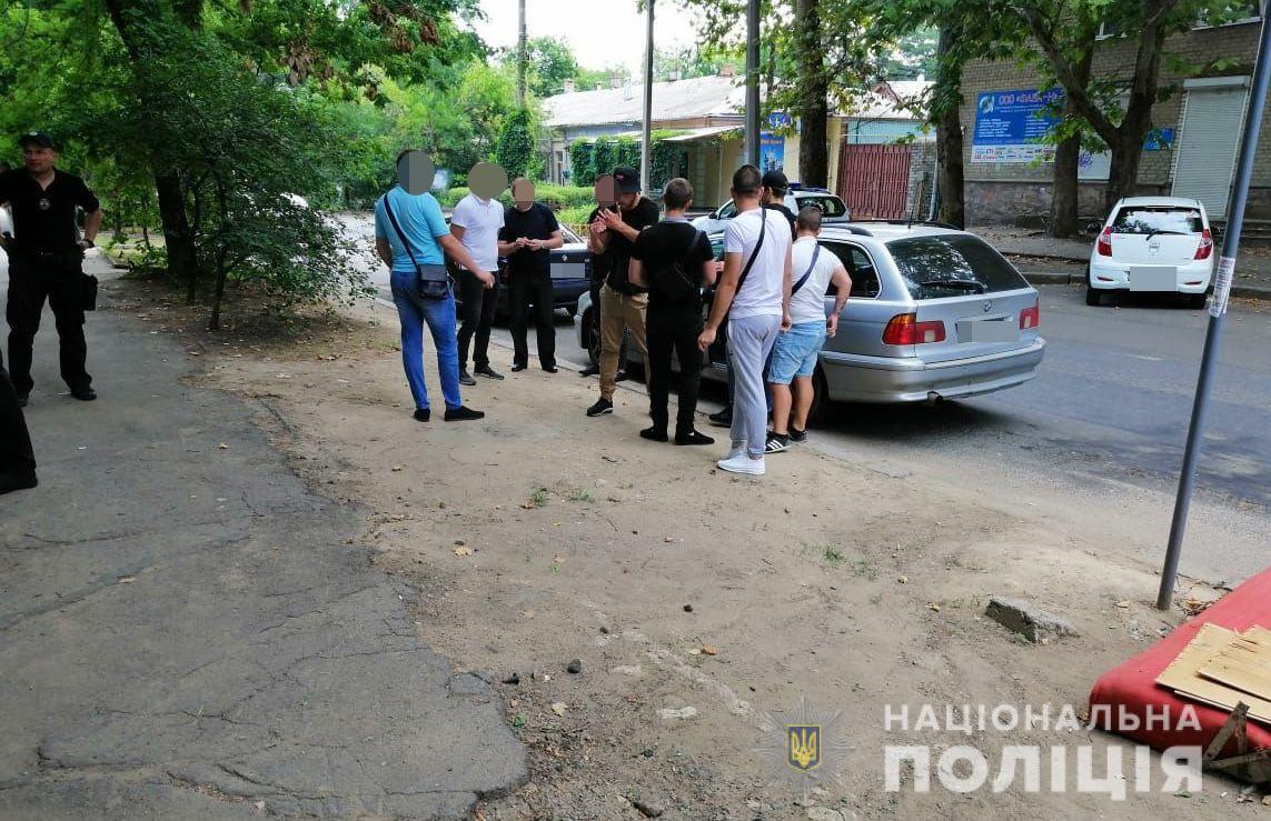 В Николаеве у избирательного участка задержали неизвестных с оружием