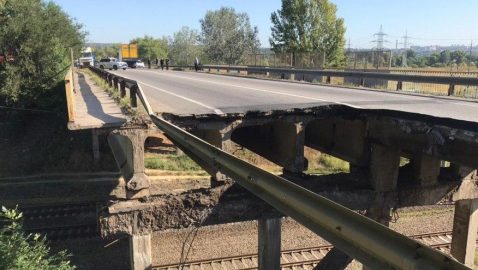 В Харькове частично обвалился автомобильный мост
