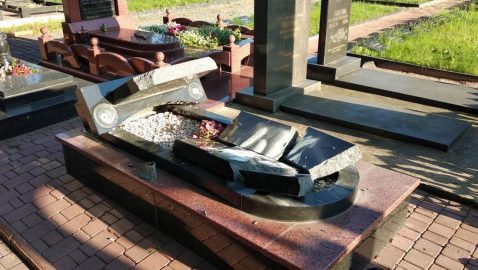 В Житомирской области разбили памятники на могилах АТОшников