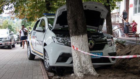 В Киеве Renault врезался в дерево, умер сотрудник госохраны