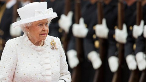 Королева Британии приостановила работу парламента
