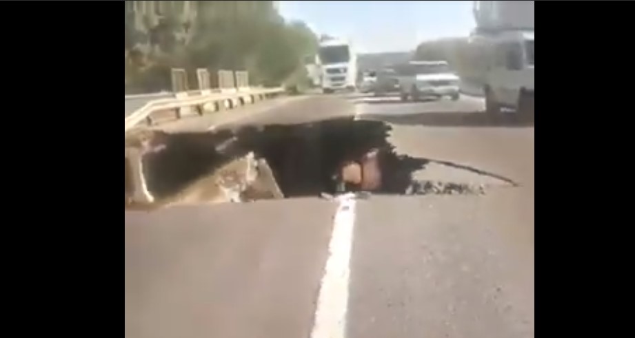 Видео: водители продолжают ездить по полурухнувшему мосту в Харькове