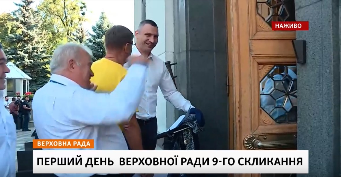 Кличко приехал в Раду на велосипеде