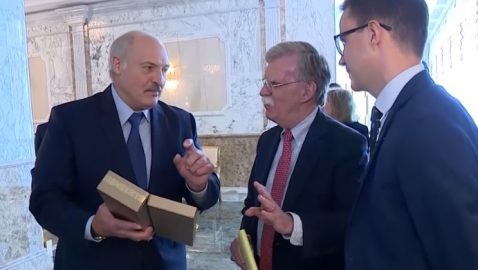 Лукашенко подарил Болтону белорусскую водку