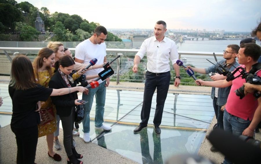 Кличко пожаловался на использование стеклянного моста в политической борьбе